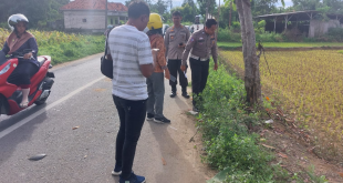 Satlantas Polres Pamekasan saat lakukan olah TKP di Jalan Raya Proppo (Foto -ist-karimata)