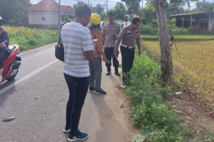 Satlantas Polres Pamekasan saat lakukan olah TKP di Jalan Raya Proppo (Foto -ist-karimata)