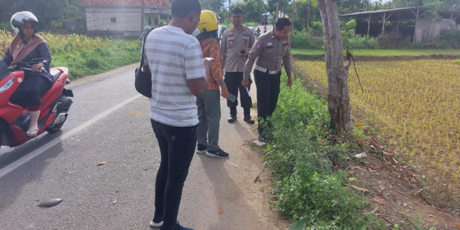 Satlantas Polres Pamekasan saat lakukan olah TKP di Jalan Raya Proppo (Foto -ist-karimata)