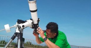 H. Hosen saat pengamatan bulan di Observatorium IAIN Madura (Ist - Karimatafm)