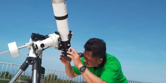 H. Hosen saat pengamatan bulan di Observatorium IAIN Madura (Ist - Karimatafm)