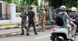 Tertibkan PKL, Satpol PP Pamekasan Pasang Garis Pembatas di Arek Lancor