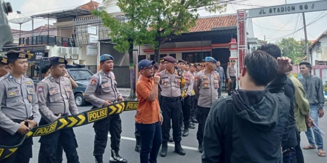 Sejumlah Massa Gelar Aksi di Mapolres Pamekasan, Tuntut Penetapan Tersangka Dugaan Kasus Korupsi Disperindag