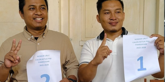Hairul Anam dan Prengki memperlihatkan nomor urut