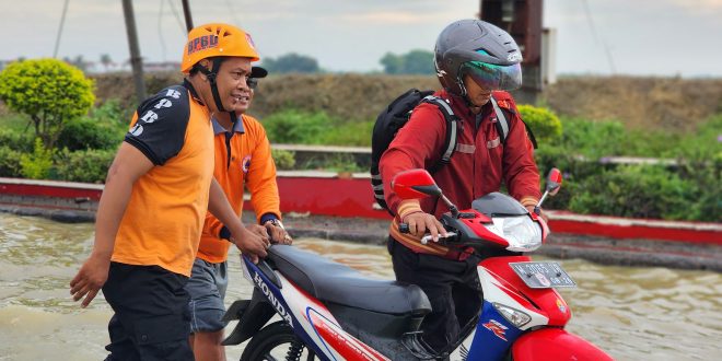 Jalan Raya Nambakor Saronggi Terendam Banjir, Lalu Lintas Tersendat