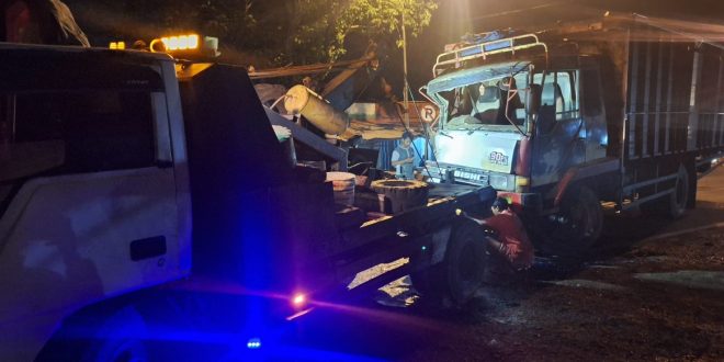 Dua Truk Terlibat Laka di JL. Raya Tanah Merah Bangkalan, Pengemudi Alami Luka