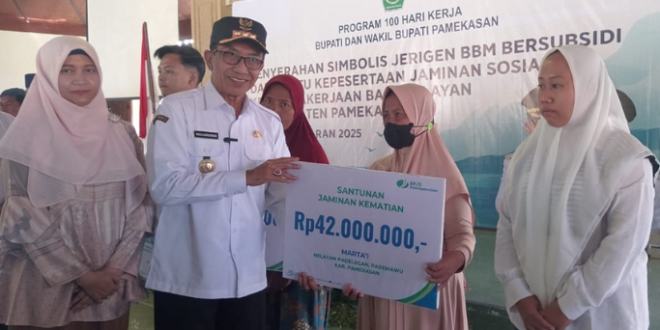 Pemkab Pamekasan Serahkan Jerigen BBM Subsidi dan Kartu BPJS Ketenagakerjaan untuk Nelayan