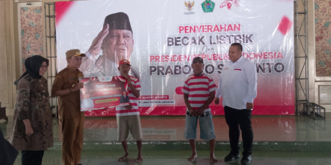 Program Pengentasan Kemiskinan, Presiden Serahkan Becak Listrik di Pamekasan