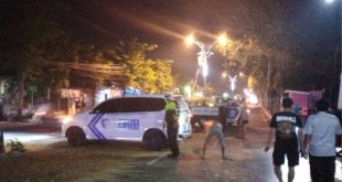 Diduga Mengantuk, Minibus Tabrak Pot Pembatas dan Tiang Listrik di Pamekasan