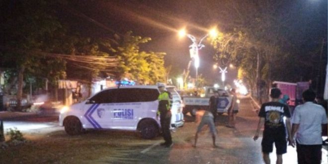 Diduga Mengantuk, Minibus Tabrak Pot Pembatas dan Tiang Listrik di Pamekasan