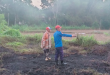 Bakar Sampah Sembarangan, Lahan Ilalang Terbakar di Teja Barat