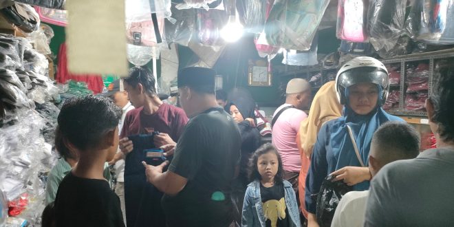 Toko Perlengkapan Sekolah di Pamekasan Diserbu Pembeli Jelang Tahun Ajaran Baru