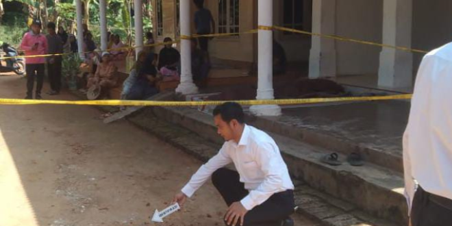 Petugas Saat Melakukan Olah TKP