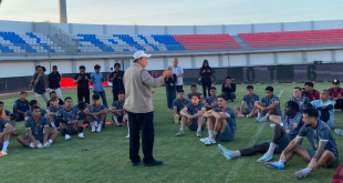 Pantau Latihan Tim, Achsanul Optimis Madura United Menang