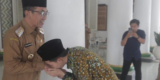 Hari Santri Nasional 2025: Pemkab Pamekasan Terapkan Aturan Busana Wajib Sarung dan Batik
