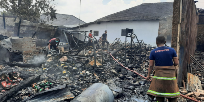 Lima Toko Ludes Dilalap Api di Ganding Sumenep, Diduga Akibat Korsleting Listrik
