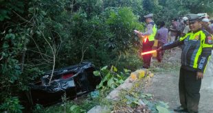 Mobil Toyota Avanza Asal Sumenep Terlibat Laka di Jalan Raya Pegantenan Pamekasan