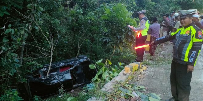 Mobil Toyota Avanza Asal Sumenep Terlibat Laka di Jalan Raya Pegantenan Pamekasan