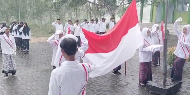 Hujan Tak Surutkan Semangat Santri Raudatul Jannah di Hari Santri Nasional