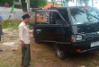 Mobil Pickup Bermuatan Air Mineral Terguling di Depan Balai Desa Prenduan Sumenep