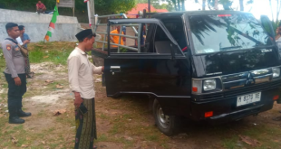 Mobil Pickup Bermuatan Air Mineral Terguling di Depan Balai Desa Prenduan Sumenep