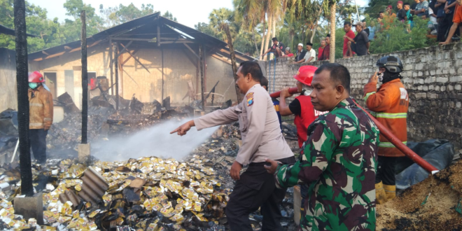 Petugas Saat Melakukan Pendinginan di Lokasi. (Ist-Karimata)