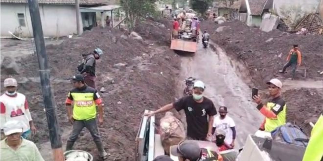 Relawan Jaga Kota Salurkan Bantuan dan Evakuasi Perabotan Warga Supiturang