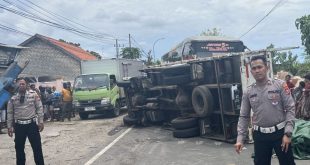Truk dan Mobil Adu Banteng di Jalan Raya Taddan Sampang
