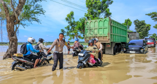 Luapan Sungai Nyiburan Rendam Jalan Jrengik, Antrean Kendaraan Capai Satu Kilometer
