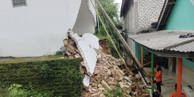 Curah Hujan Tinggi, Puluhan Rumah Warga Terdampak Longsor di Sana Daja Pasean Pamekasan