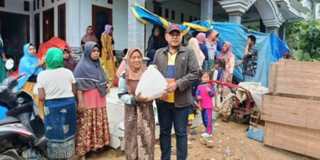 Ketua DPRD Pamekasan Sambangi Lokasi Longsor, Warga Terima Bantuan