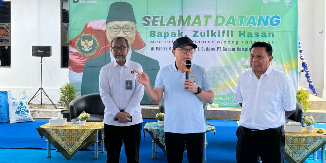 Tinjau PT Garam Camplong, Zulkifli Hasan Pastikan Pangan Nasional Tetap Aman