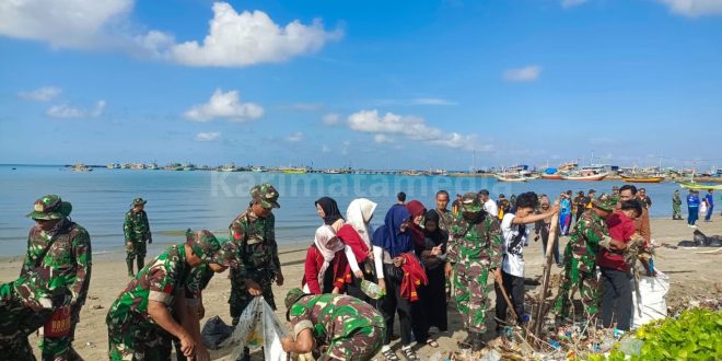 Pantai Branta Dipadati Sampah, TNI dan Mahasiswa Turun Tangan Bersihkan Pesisir