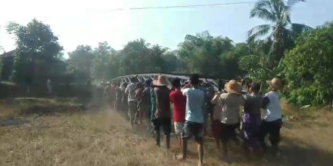 Medan Sulit, Warga Pamoroh Pikul Rangka Jembatan Sejauh 1 Kilometer