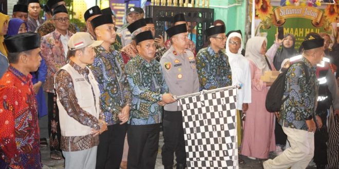 Wabup Pamekasan Lepas 390 Jemaah Haji Kloter 73, Titip Pesan Jaga Akhlak dan Doakan Daerah
