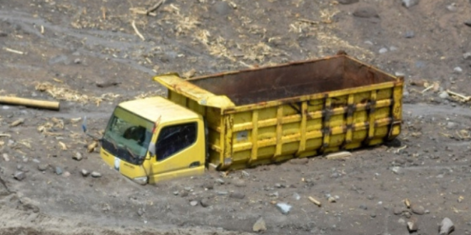 Longsor Tambang Galian C di Larangan Pamekasan, Dump Truck dan Ekskavator Tertimbun