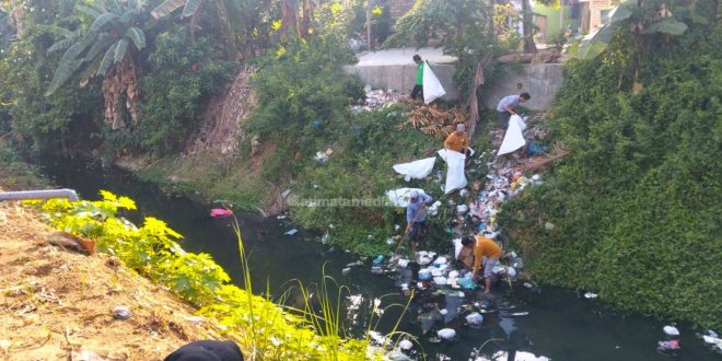 Gerakan Indonesia ASRI, Pemkab Pamekasan Bersihkan Sungai Klowang