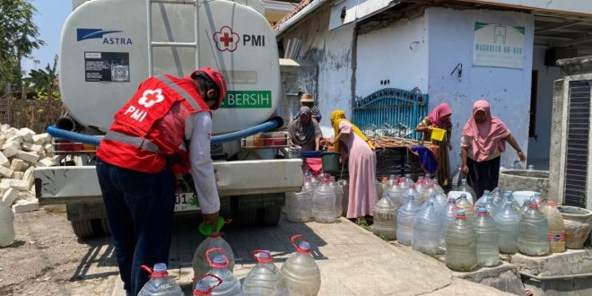 PMI Pamekasan Bersama Karimata Media Salurkan 15 Ribu Liter Air Bersih Ditiga Titik Kekeringan
