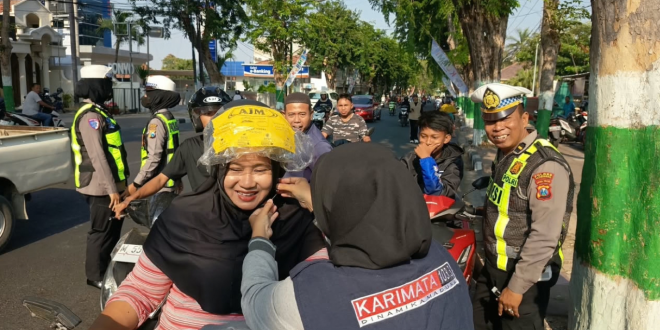 Karimata Bagi Helm Gratis, Ludes dalam Sekejap
