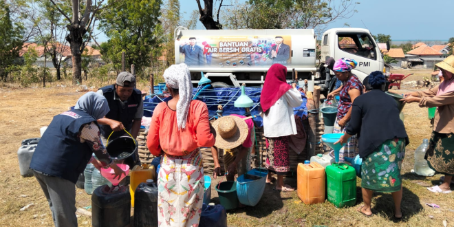 HUT ke-37, Radio Karimata Kembali Salurkan Air Bersih ke Warga Soro’ Atas Pamekasan
